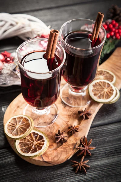 Vinho ruminado com canela e laranja — Fotografia de Stock