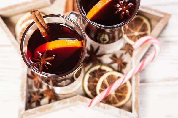 Glühwein mit Zimt und Orange — Stockfoto