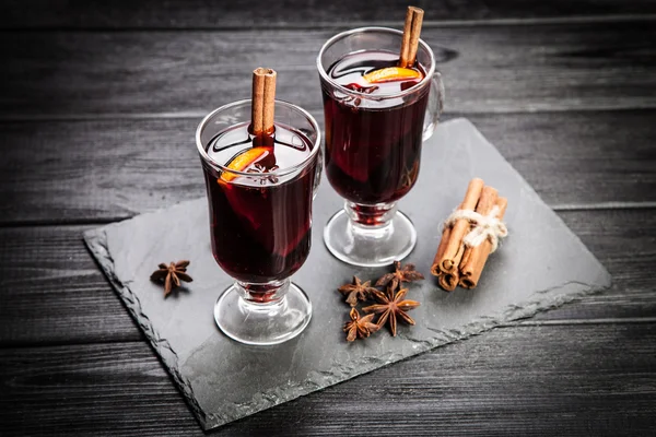 Vinho ruminado com canela e laranja — Fotografia de Stock