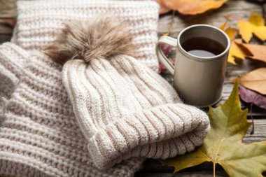 Sıcak giysiler ve bir fincan çay