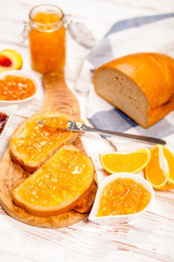 Reçelli ekmek dilimleri