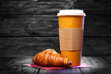 Kâğıt bardakta kahve.