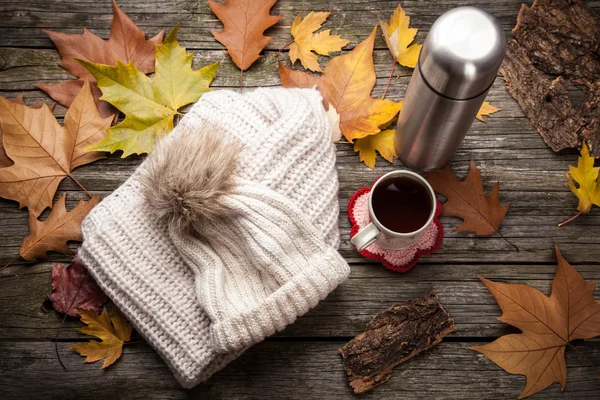 Warme kleding en een kopje thee — Stockfoto