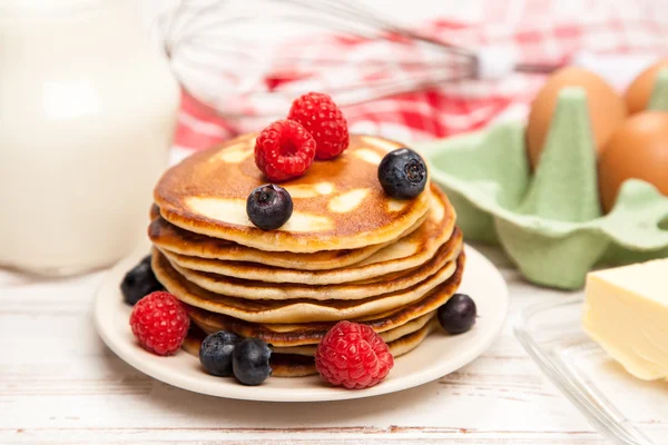 Alta pila di deliziosi pancake — Foto Stock