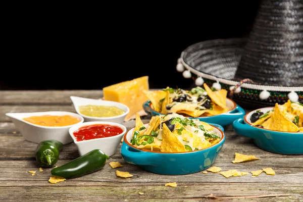 Nachos mit geschmolzenem Käse — Stockfoto