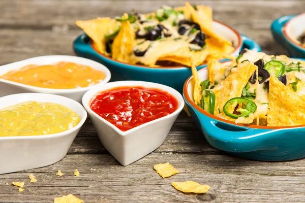 Nachos con formaggio fuso — Foto Stock