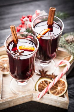 Tarçın ve turuncu ile mulled şarap