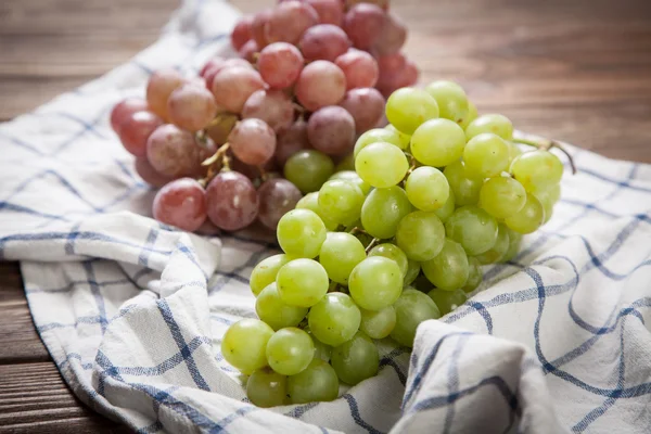 Délicieux raisins sur une table de cuisine — Photo