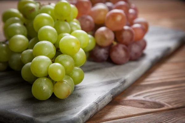 Deliciosas uvas en una mesa de cocina —  Fotos de Stock