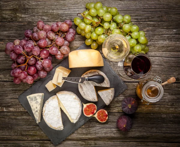 Wine and cheese — Stock Photo, Image