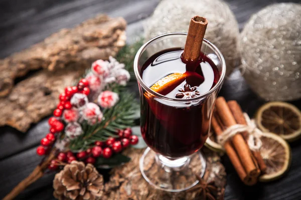 Glühwein mit Zimt und Orange — Stockfoto