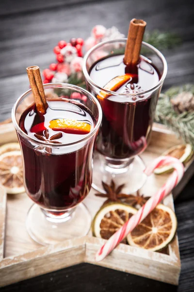 Vinho ruminado com canela e laranja — Fotografia de Stock