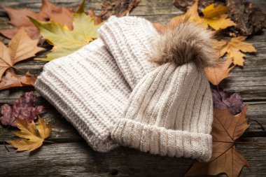 Sıcak giysiler ve bir fincan çay