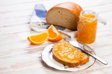 Reçelli ekmek dilimleri