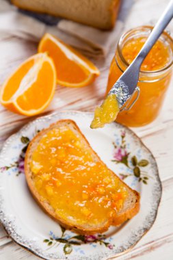 Reçelli ekmek dilimleri