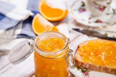 Reçelli ekmek dilimleri