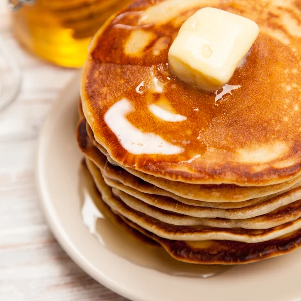 Alta pila di deliziosi pancake — Foto Stock