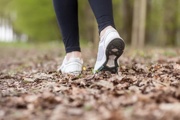 เท้าของผู้หญิงที่วิ่ง — ภาพถ่ายสต็อก