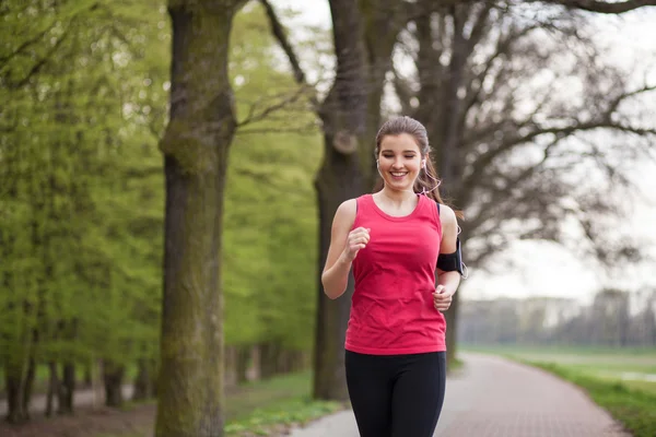 Joven hermosa mujer corriendo en la ciudad — Foto de Stock