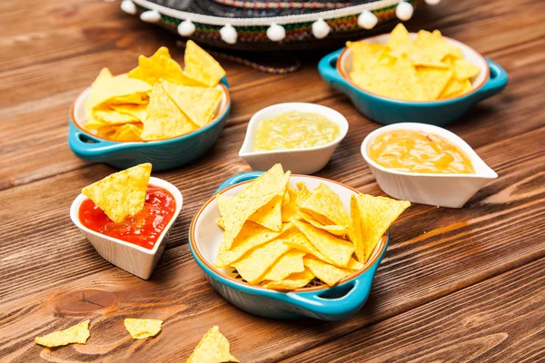 Piatto di nachos con diversi tuffi — Foto Stock