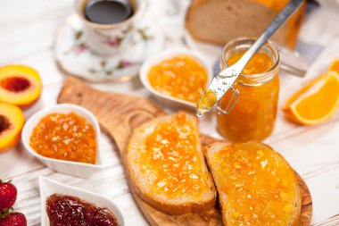 Reçelli ekmek dilimleri