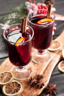 Tarçın ve turuncu ile mulled şarap