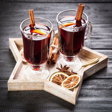 Tarçın ve turuncu ile mulled şarap