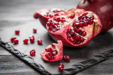 kırmızı nar suyu.