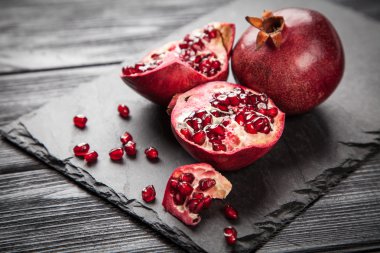 kırmızı nar suyu.