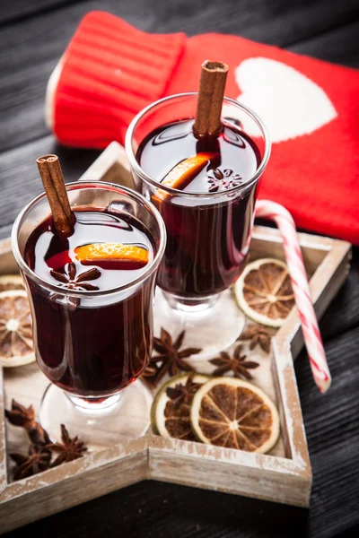 Vinho ruminado com canela e laranja — Fotografia de Stock