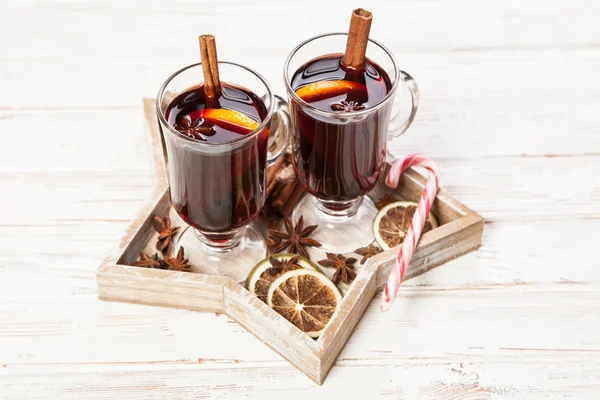 Vinho ruminado com canela e laranja — Fotografia de Stock