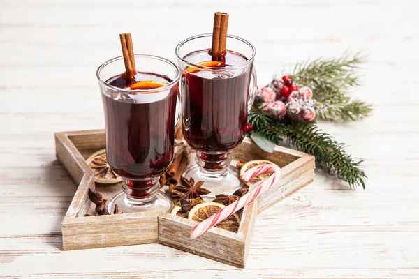 Glühwein mit Zimt und Orange — Stockfoto