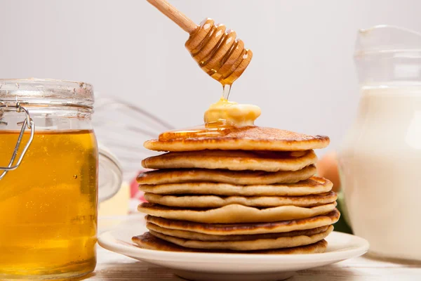 Alta pila di deliziosi pancake — Foto Stock