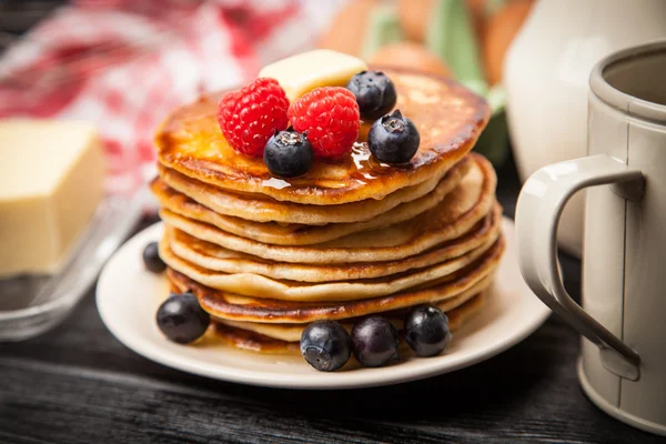 Alta pila di deliziosi pancake — Foto Stock