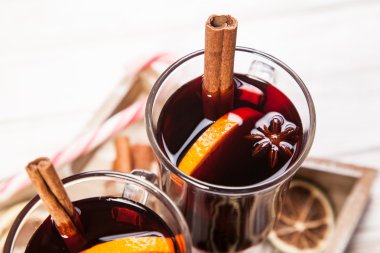 Tarçın ve turuncu ile mulled şarap