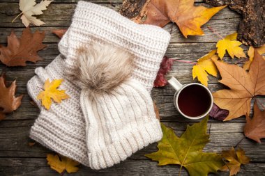 Sıcak giysiler ve bir fincan çay