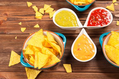 Nacho farklı dips ile tabak