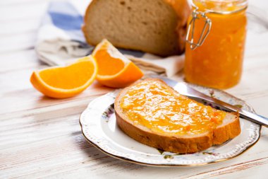 Reçelli ekmek dilimleri