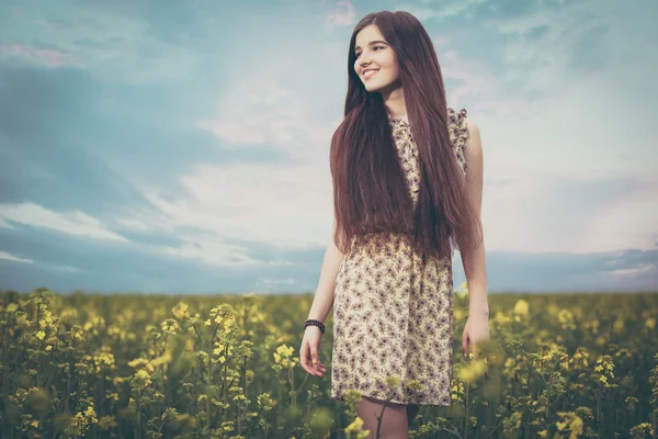 Jonge mooie vrouw in de velden — Stockfoto