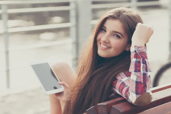 Face portrait of young woman using a tablet pc — Stock Photo, Image