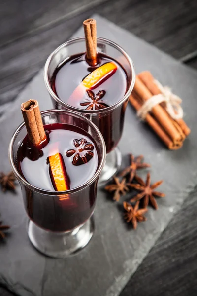 Mulled wine with cinnamon and orange — Stock Photo, Image