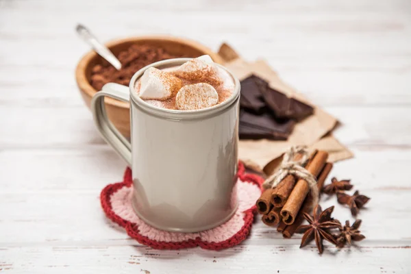 Kakao marshmallows içkiyle — Stok fotoğraf