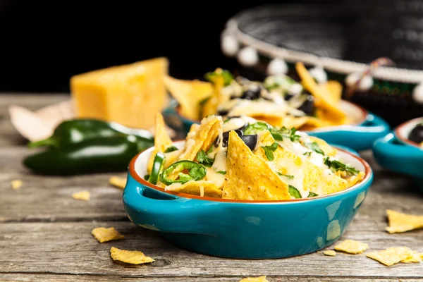 Nachos mit geschmolzenem Käse — Stockfoto