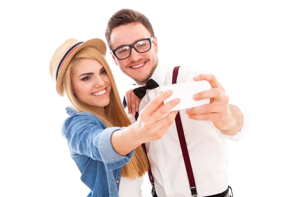 Joven pareja hipster haciendo una selfie — Foto de Stock
