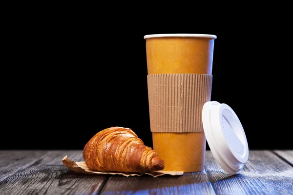 Koffie in een papieren beker — Stockfoto