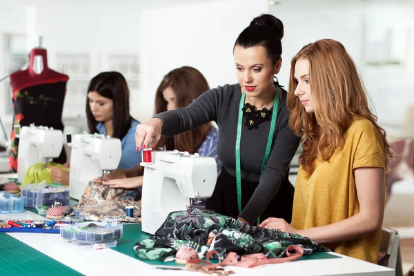 Mulheres em uma oficina de costura — Fotografia de Stock