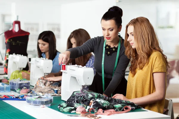 Femmes dans un atelier de couture — Photo