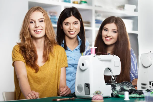 Donne in un laboratorio di cucito — Foto Stock