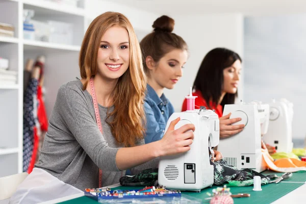 Женщин в швейной мастерской — стоковое фото