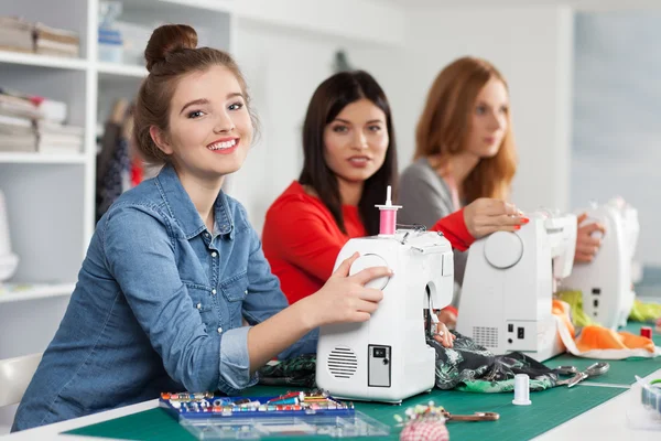 Frauen in einer Nähwerkstatt — Stockfoto